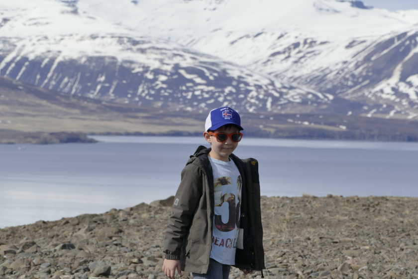 Mein 8 jähriger Sohn mit Islandcap vor einem Fjord