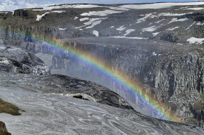 Regenbogen über dem Dettifoss in Island
