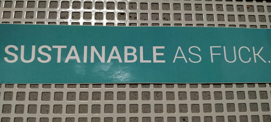 Ein Aufkleber auf meiner Pinnwand mit dem Schriftzug: Sustainable as Fuck.