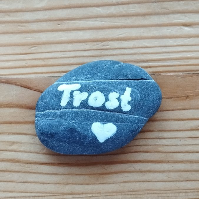 Eine Freundin hat mir diesen Stein geschenkt, auf dem Trost steht